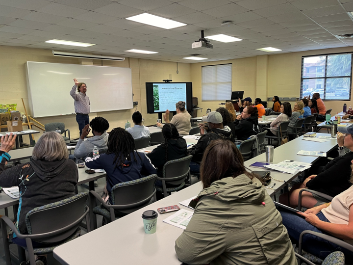 picture of teaching to classroom of farmers