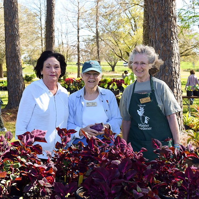 master gardeners at plant sale